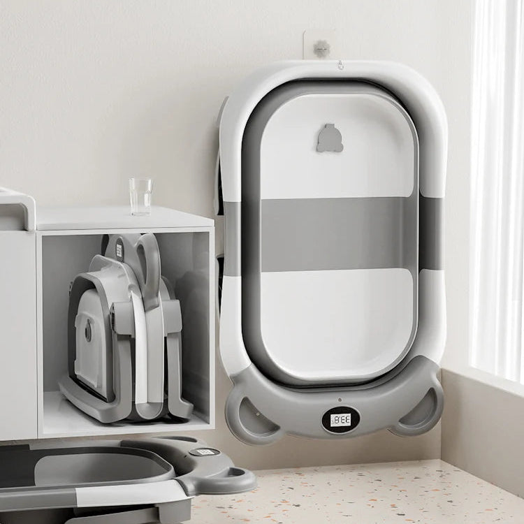Baignoire bébé pliable avec thermomètre intégré affichant la température de l'eau