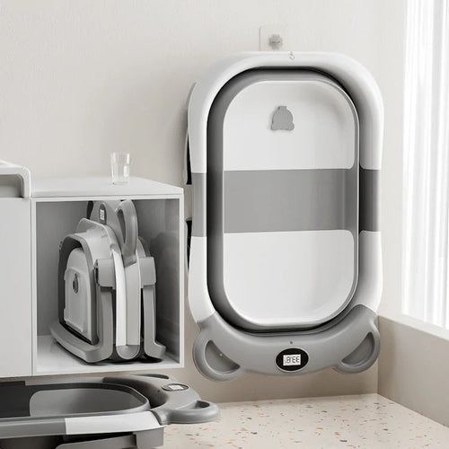 Baignoire bébé pliable avec thermomètre intégré affichant la température de l'eau