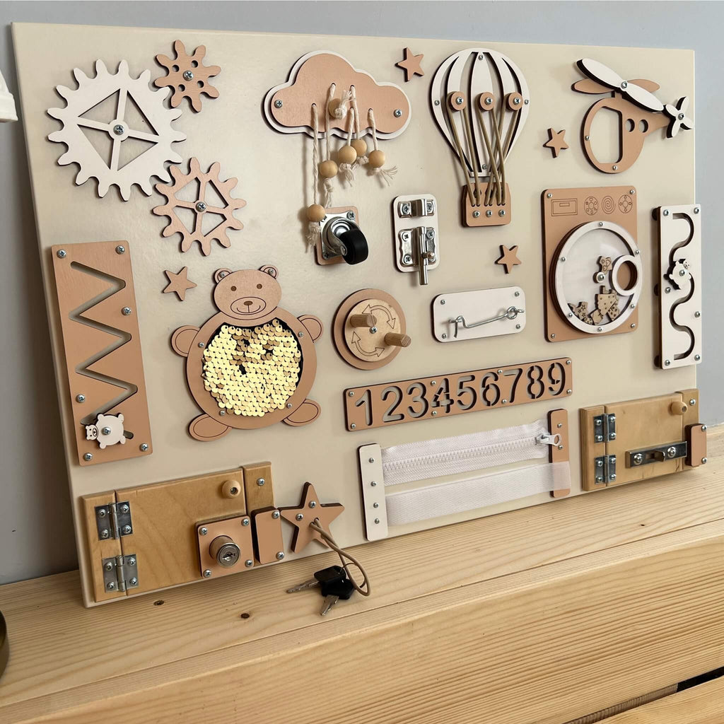 Busy board Montessori en bois avec portes et serrures