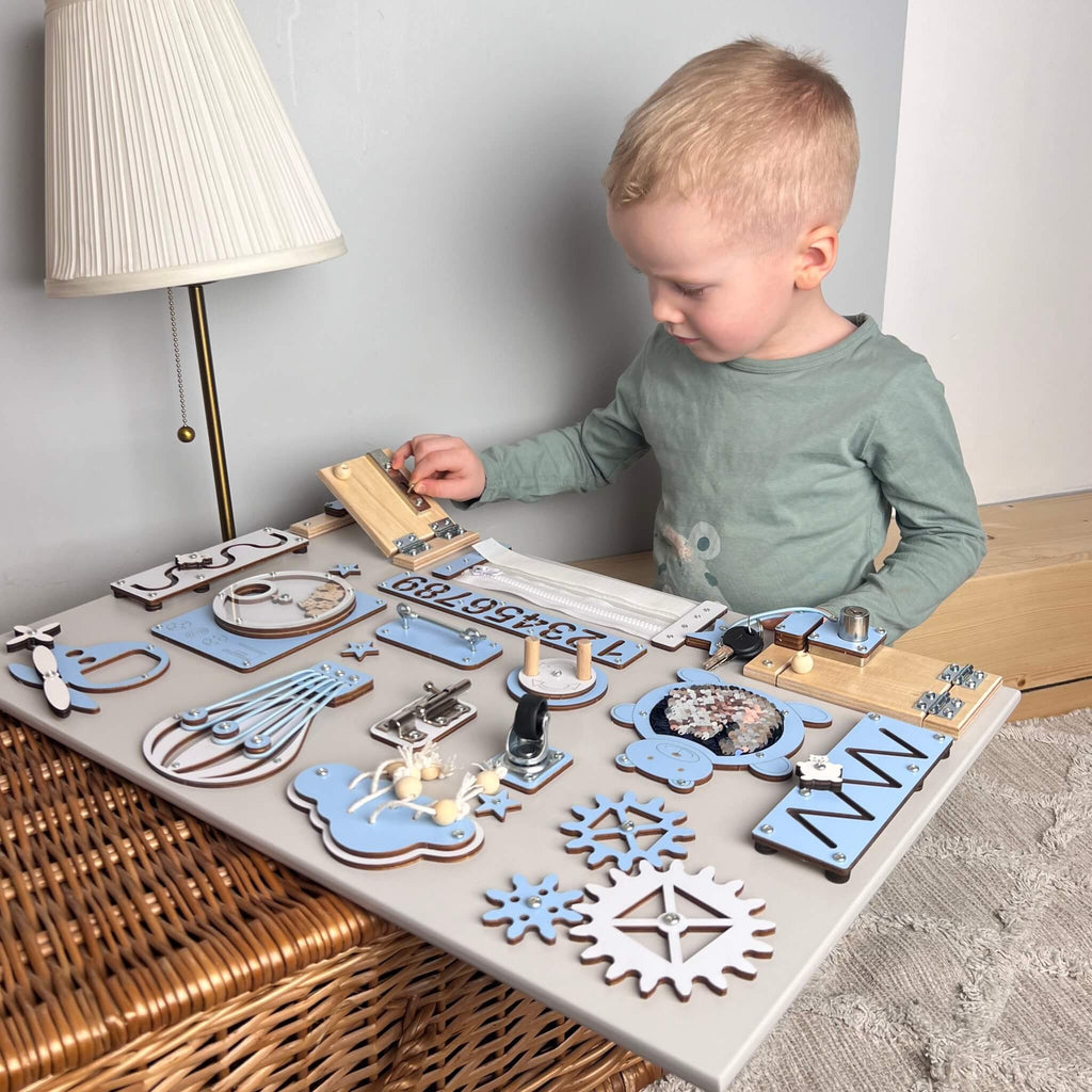 Busy board Montessori en bois avec portes et serrures