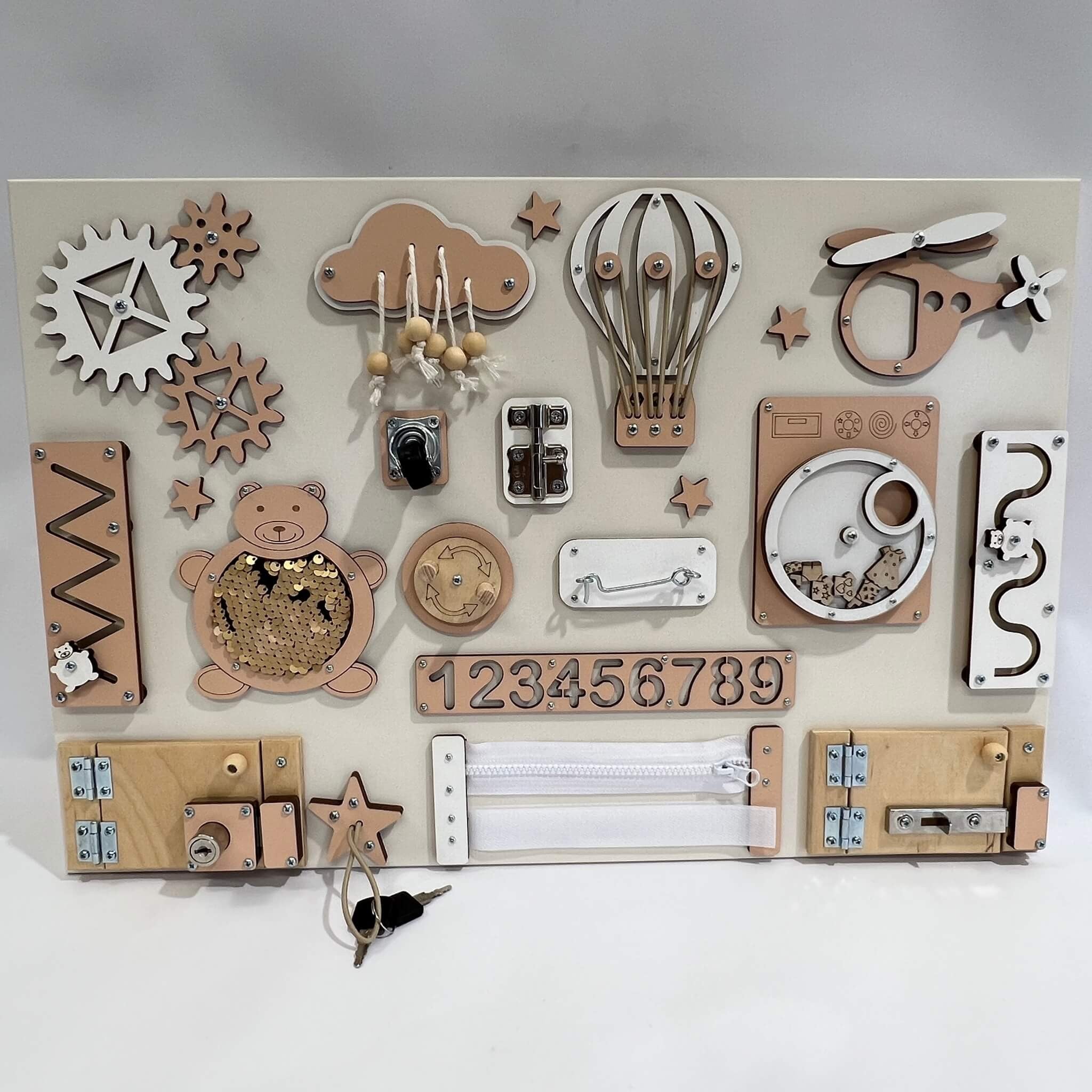 Montessori busy board avec portes et interrupteurs (40×60 cm)