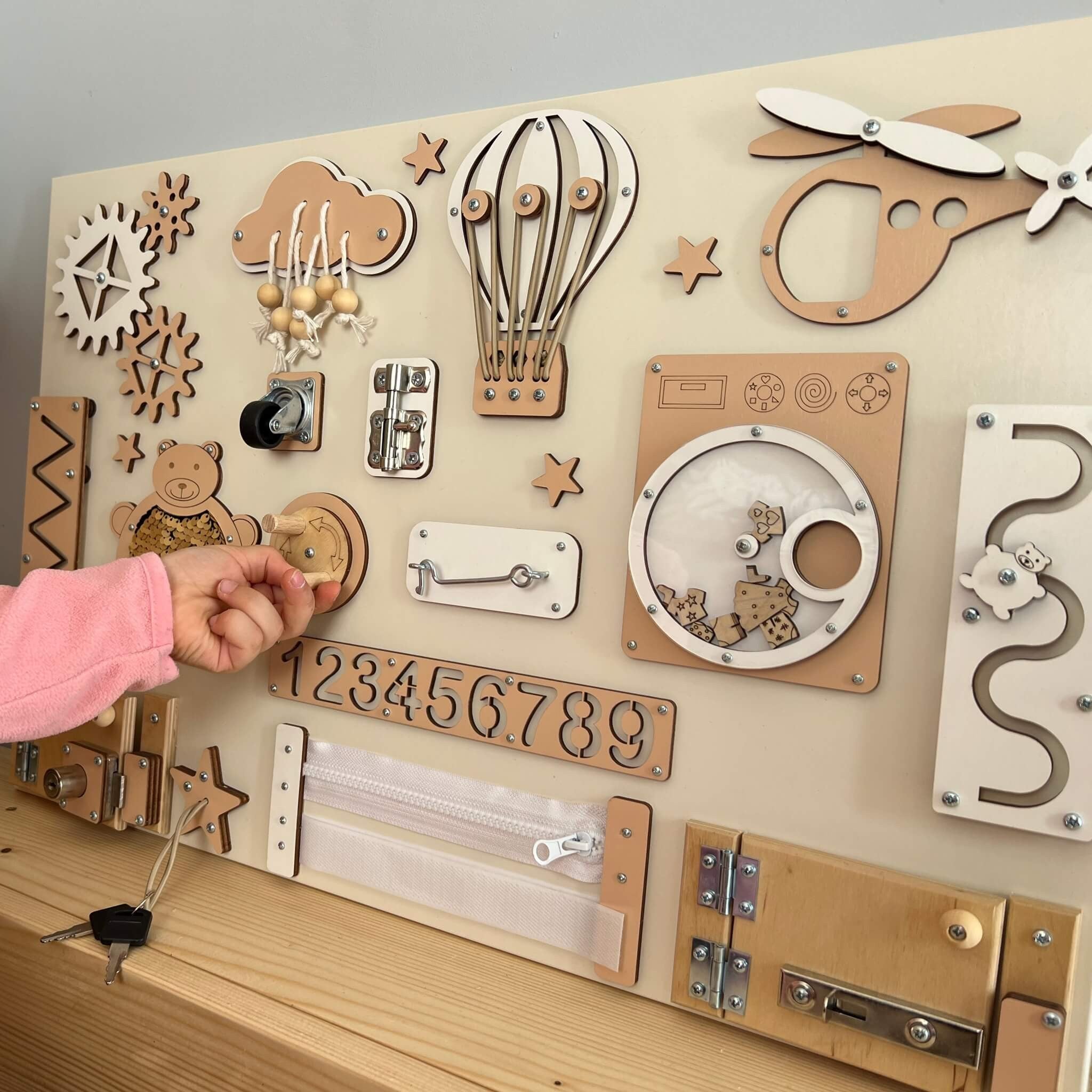 Montessori busy board avec portes et interrupteurs (40×60 cm)