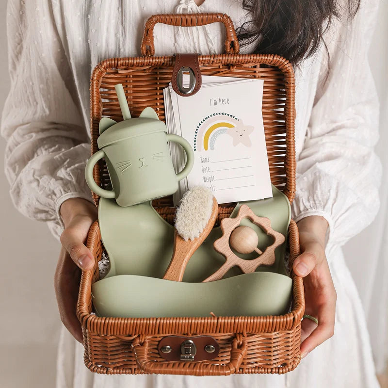 coffret cadeau bébé tout en un panier osier silicone hochet