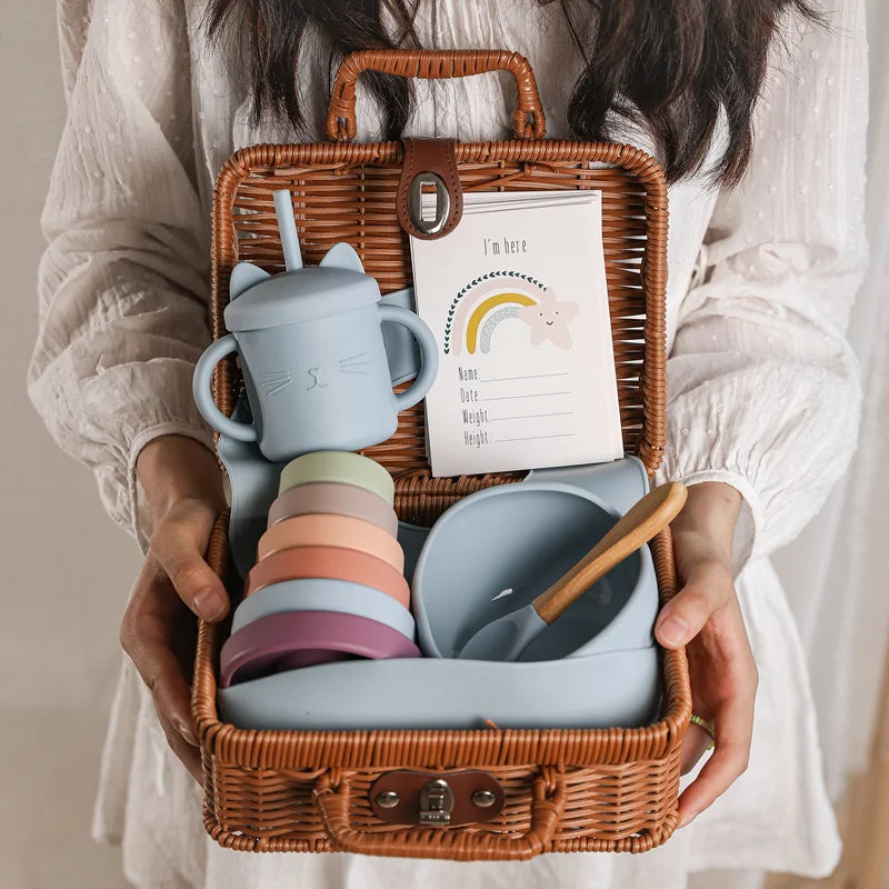 coffret cadeau bébé tout en un panier osier silicone hochet