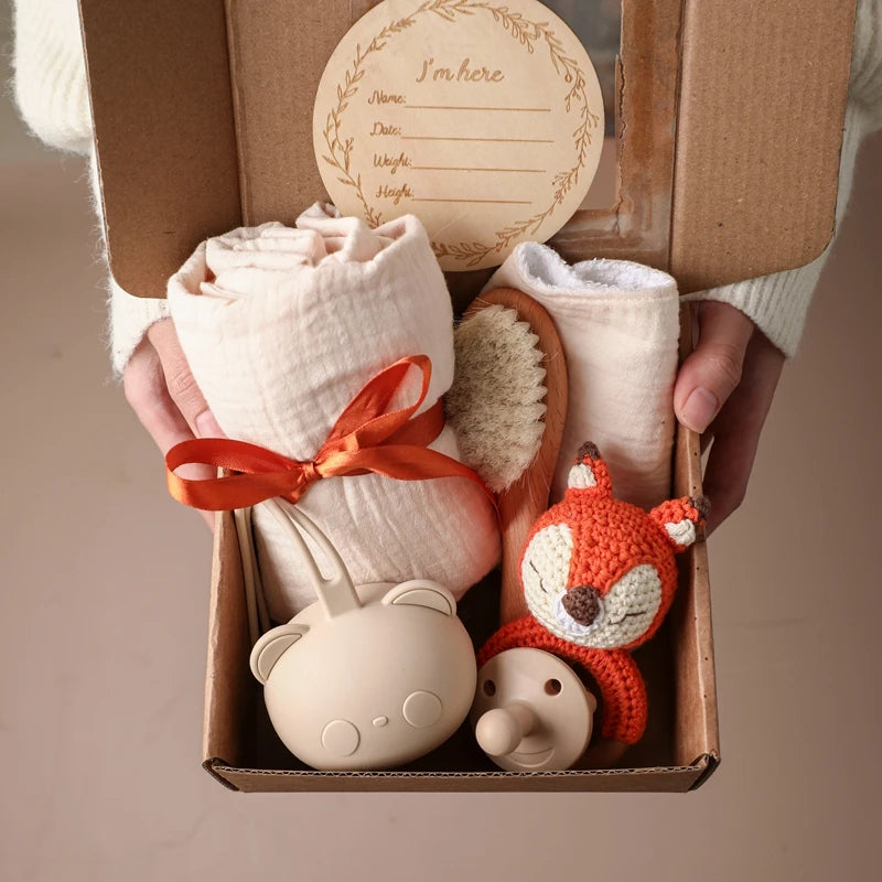 Coffret naissance bébé avec serviette en coton, hochet en bois et accessoires de bain