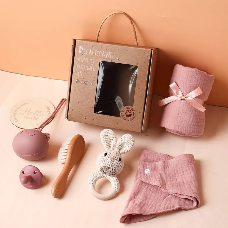Coffret naissance bébé avec serviette en coton, hochet en bois et accessoires de bain