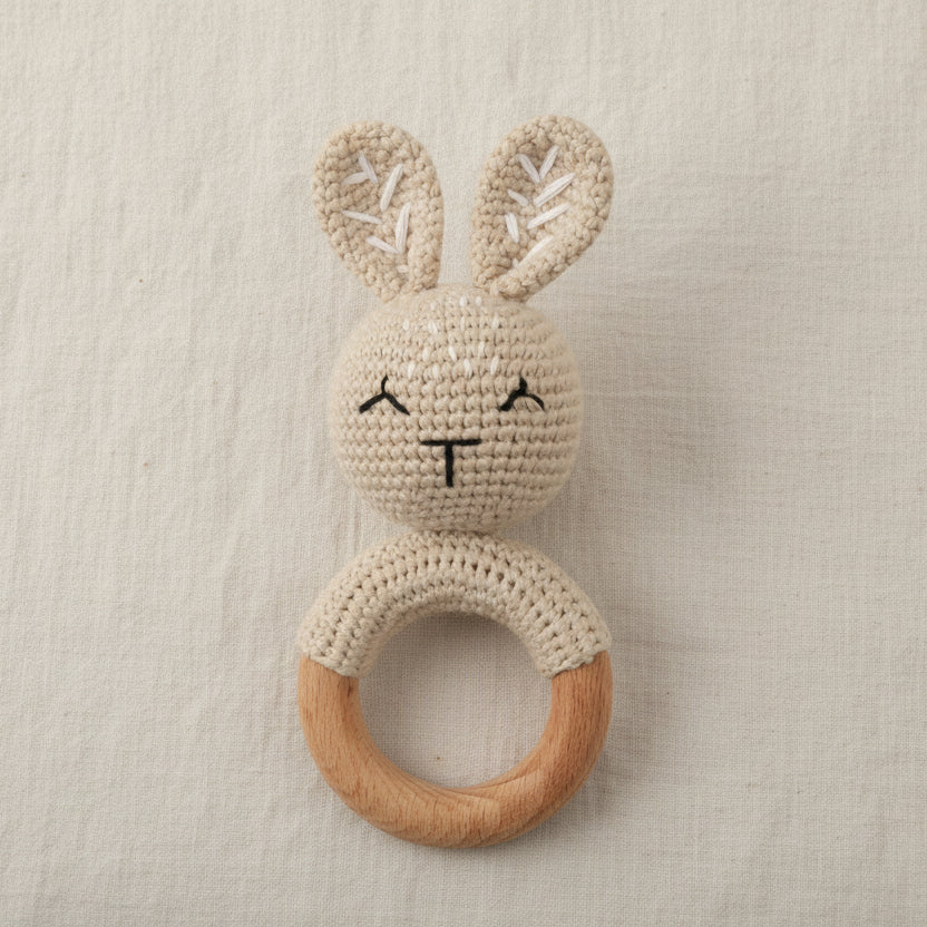 Hochet bébé anneau en bois et crochet