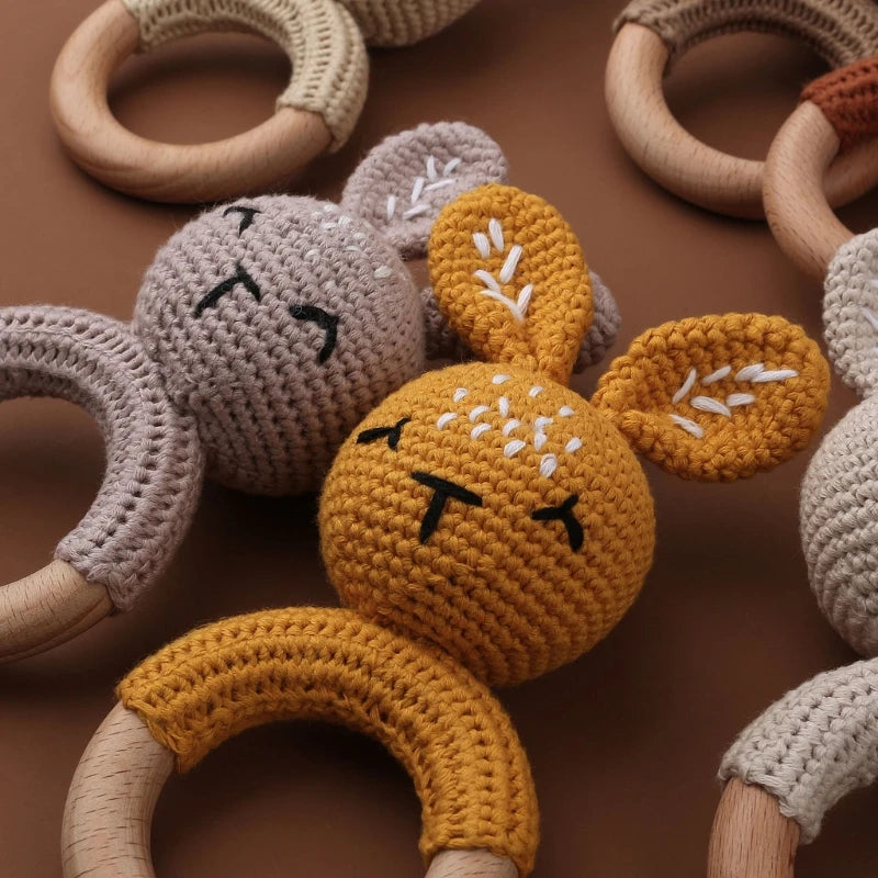 Hochet bébé anneau en bois et crochet