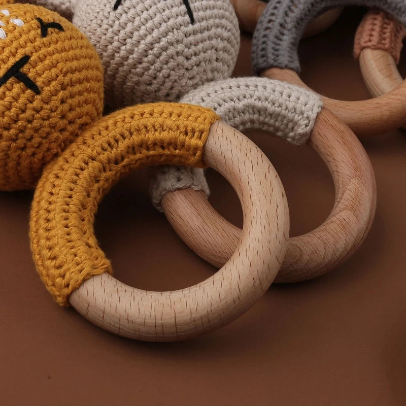 Hochet bébé anneau en bois et crochet