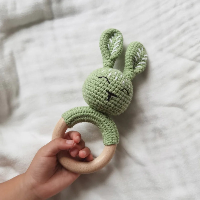 Hochet bébé anneau en bois et crochet