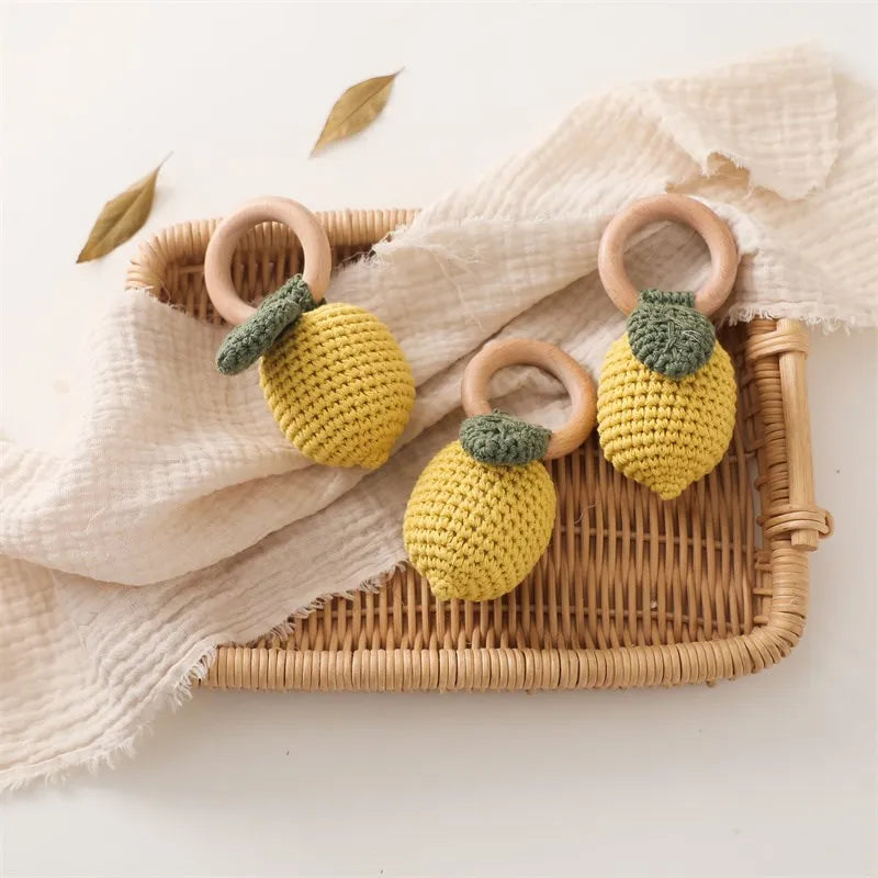 Hochet au crochet – Naturel & sensoriel