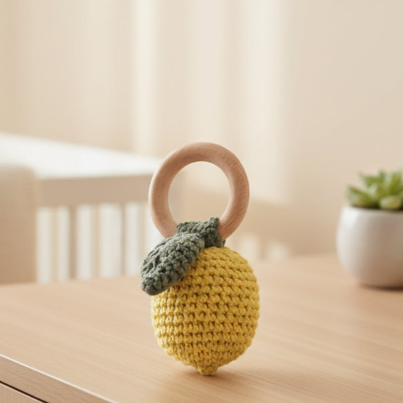 Hochet au crochet – Naturel & sensoriel