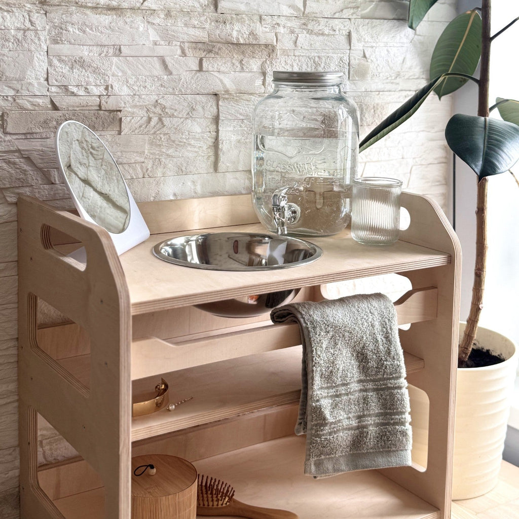Buanderie Montessori en bois avec rangements 