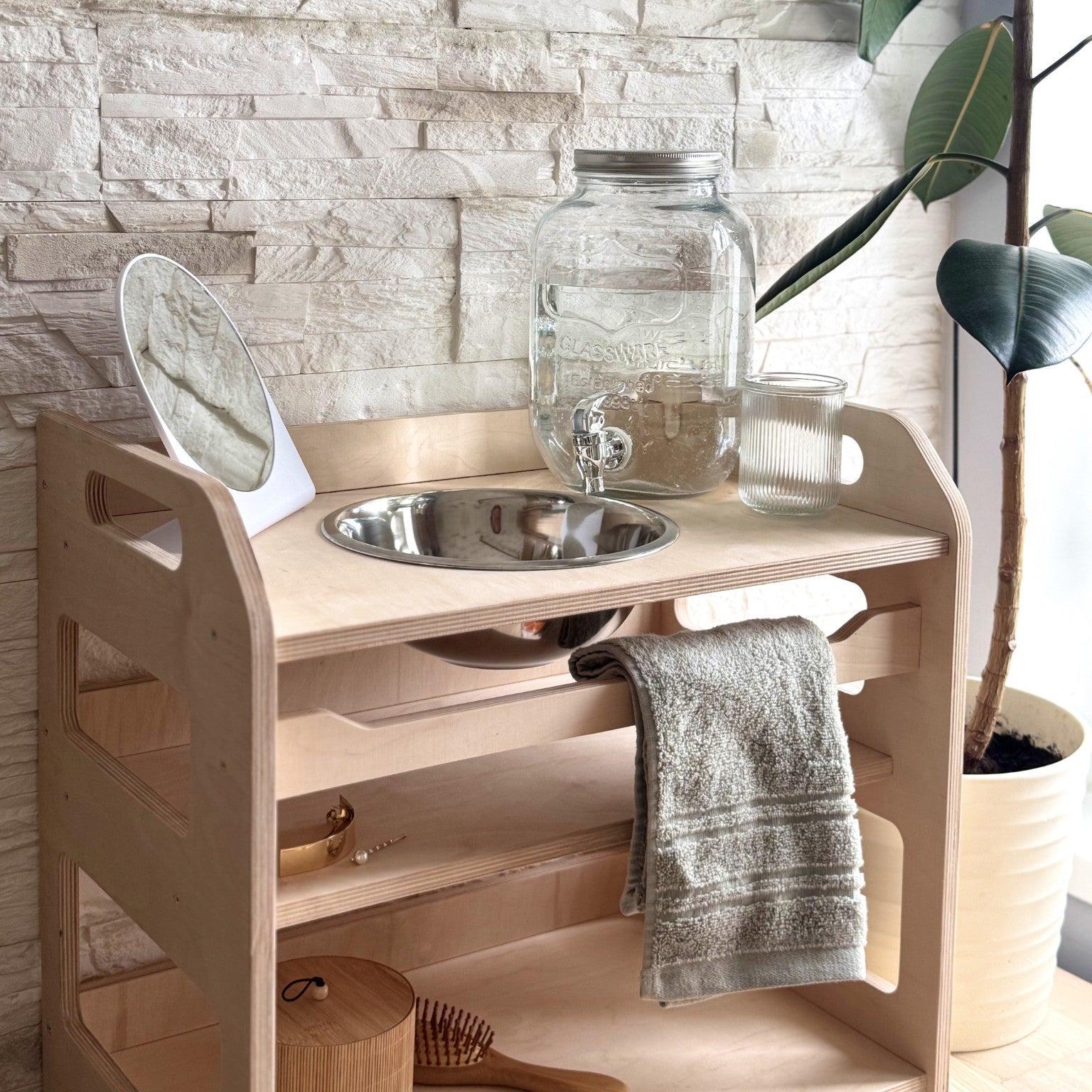 Buanderie Montessori en bois avec rangements 