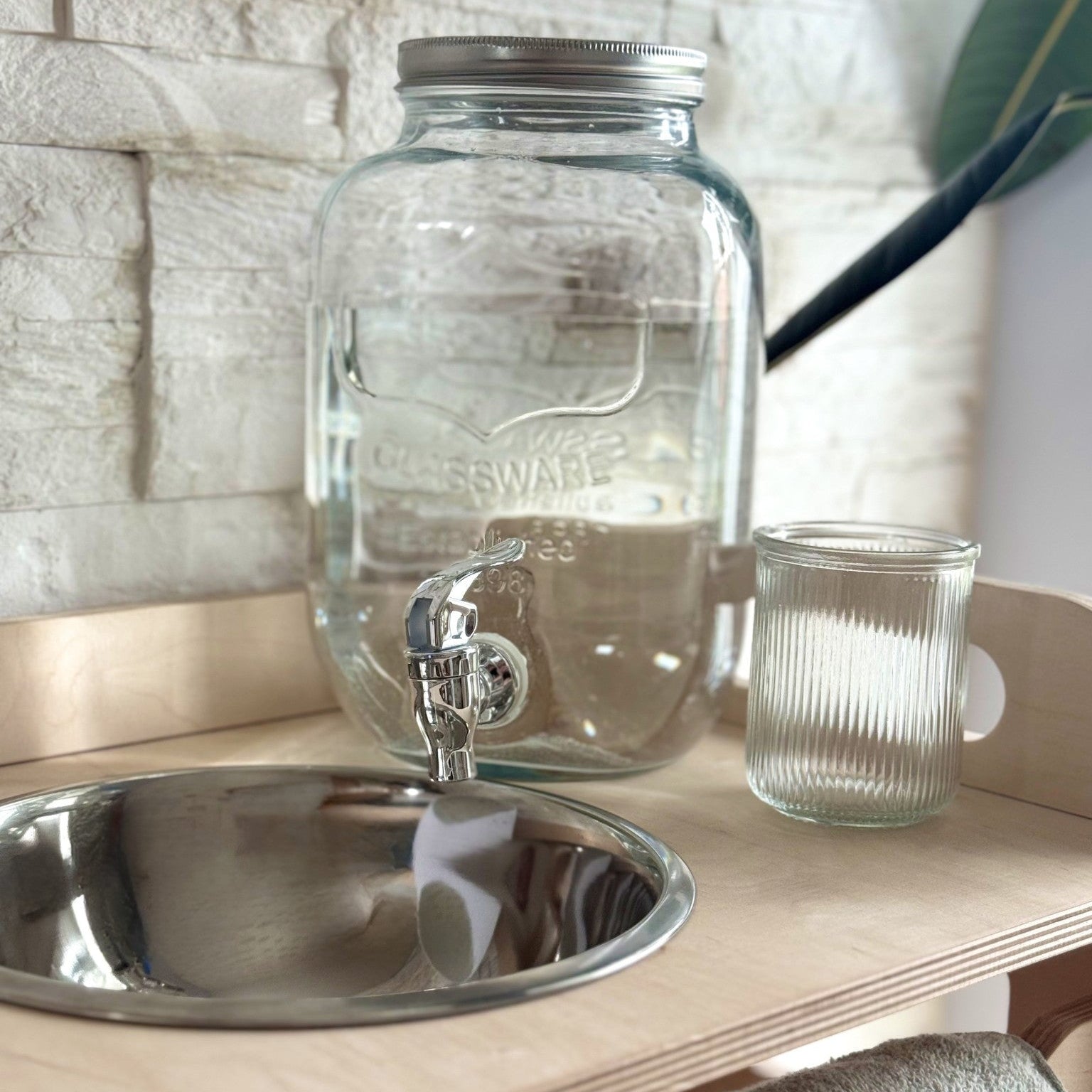 Buanderie Montessori en bois avec rangements 