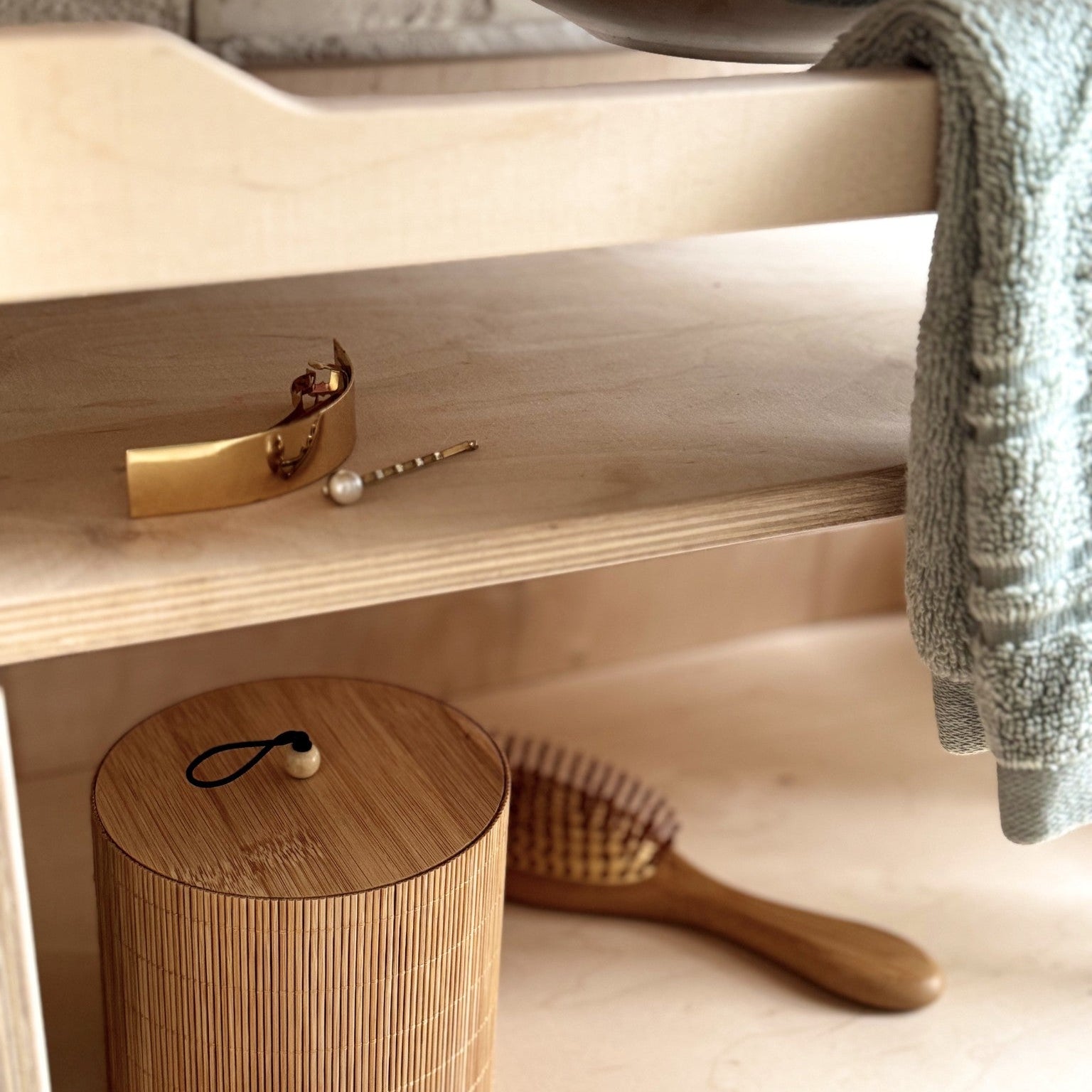 Buanderie Montessori en bois avec rangements 