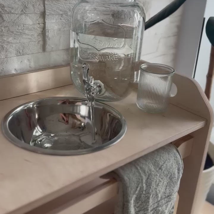 Buanderie Montessori en bois avec rangements 