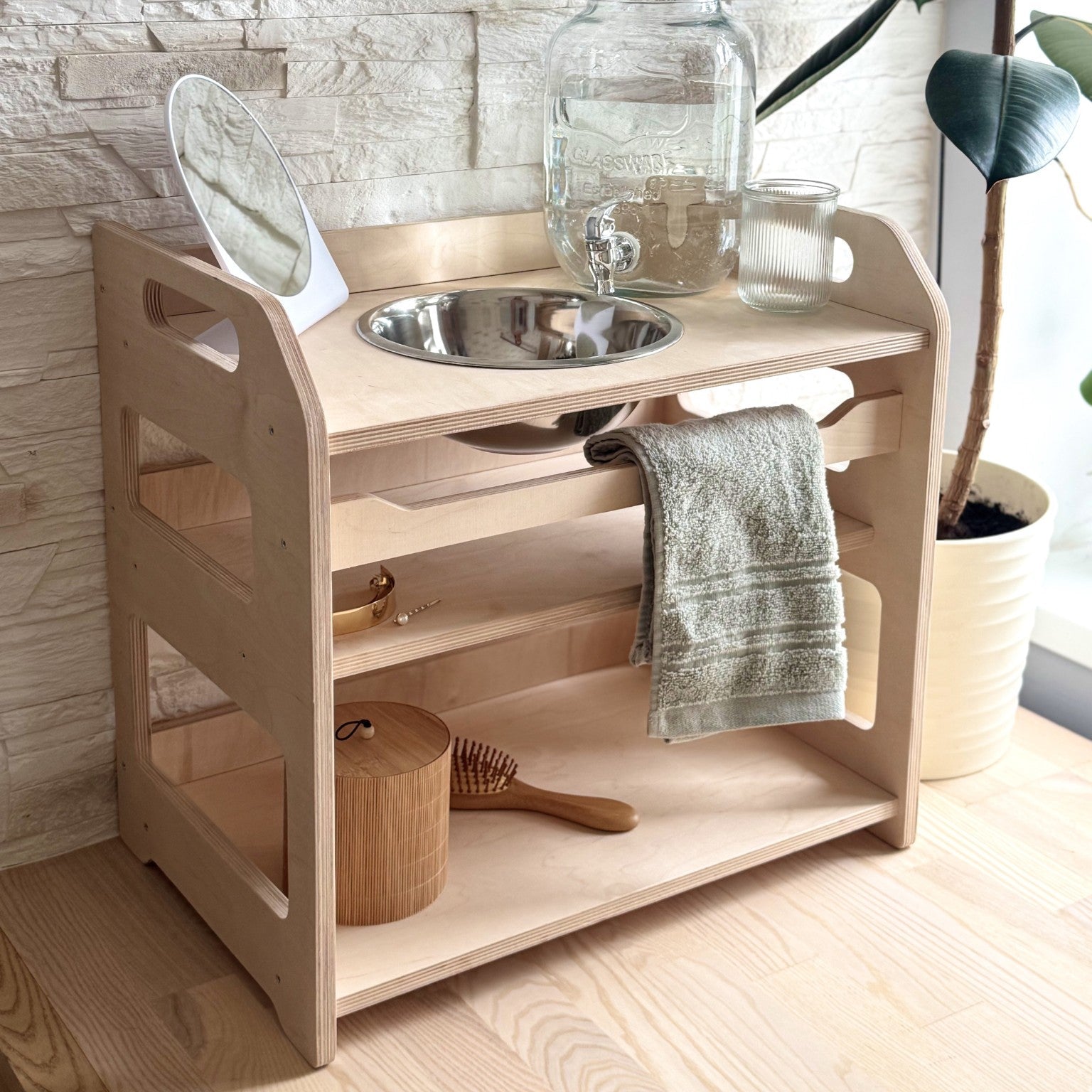 Buanderie Montessori en bois avec rangements 